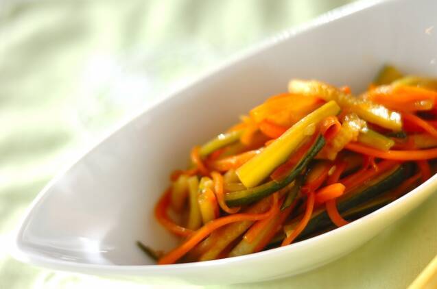 にんじんとズッキーニの色合いがきれいなきんぴら