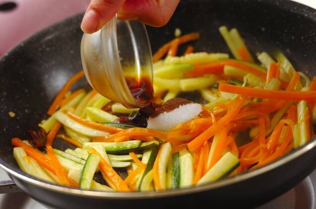 ズッキーニとニンジンのきんぴらの作り方の手順3