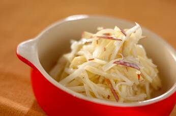 カブとリンゴのコールスローサラダ