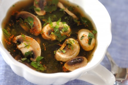 モロヘイヤとマッシュルームのスープ