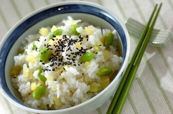 たくあんと枝豆の混ぜご飯