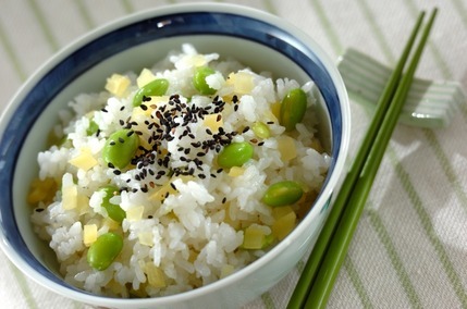たくあんと枝豆の混ぜご飯