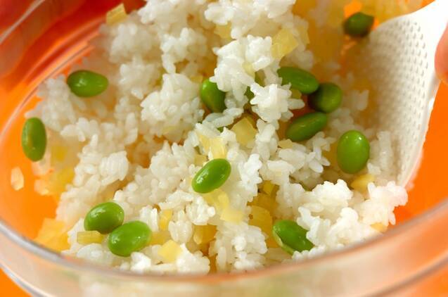 たくあんと枝豆の混ぜご飯の作り方の手順2