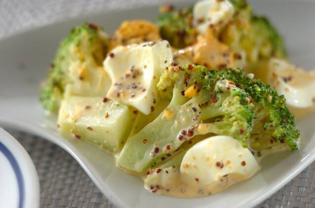 ブロッコリーとゆで卵に粒マスタードをからめたサラダ