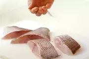 炊飯器で簡単！ふっくら鯛めしの下準備1