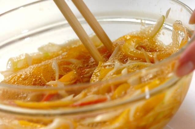 カニカマ入り卵焼きの作り方の手順2