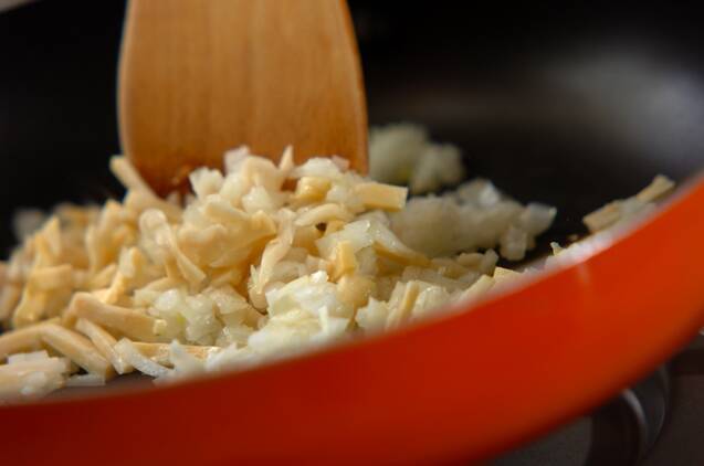 シイタケとタケノコのピリ辛春巻きの作り方の手順2