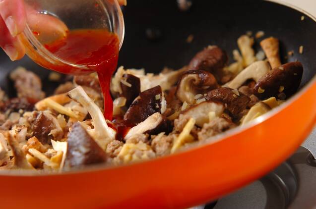 シイタケとタケノコのピリ辛春巻きの作り方の手順3