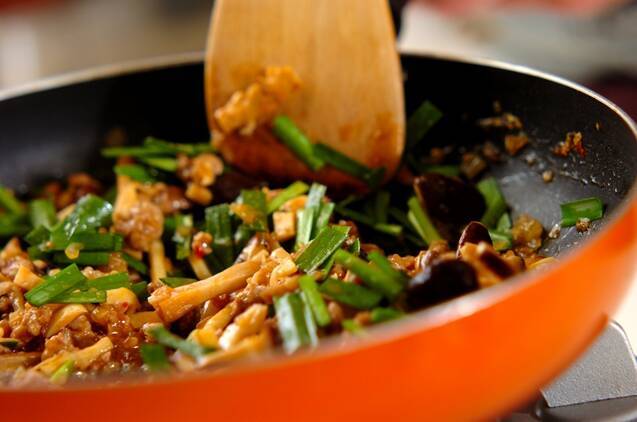 シイタケとタケノコのピリ辛春巻きの作り方の手順4