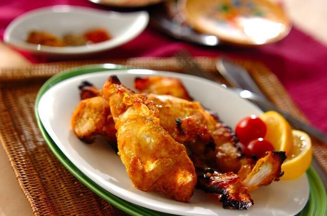 白い皿に盛り付けられた鶏胸肉のタンドリーチキン