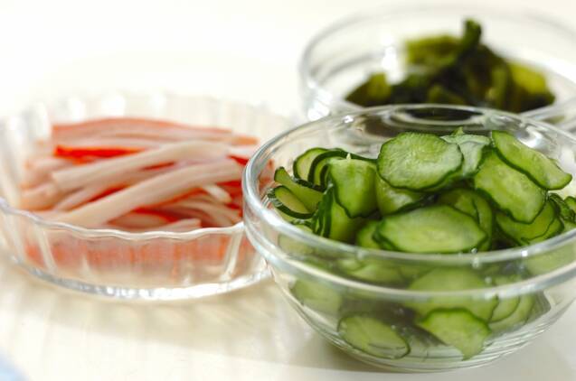 キュウリとカニカマの酢の物の作り方の手順1