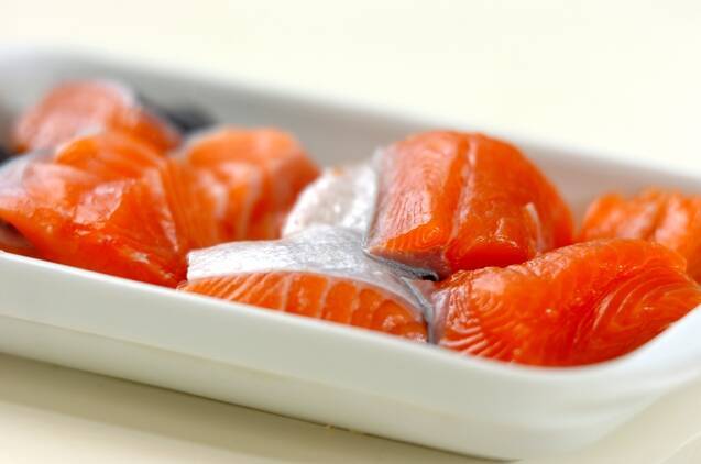 鮭のマスタードマヨ和えの作り方の手順1