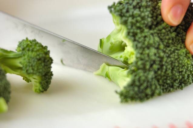 ブロッコリーのピーナッツバターがけの作り方の手順1