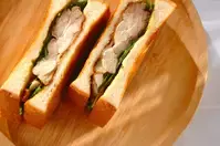 鶏もも肉のハニーマスタードサンド