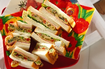 具だくさん卵焼きのサンドイッチ