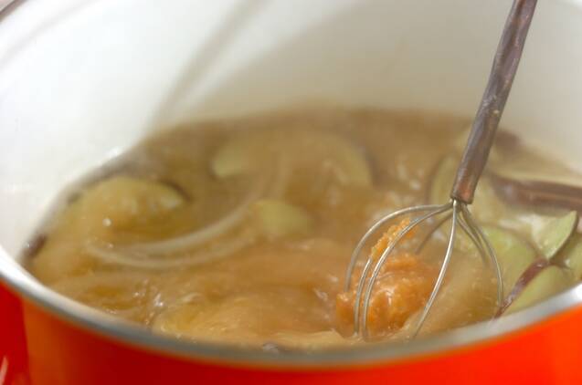 ナスとミョウガのみそ汁の作り方の手順2