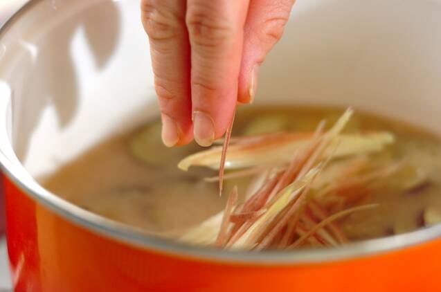 ナスとミョウガのみそ汁の作り方の手順3