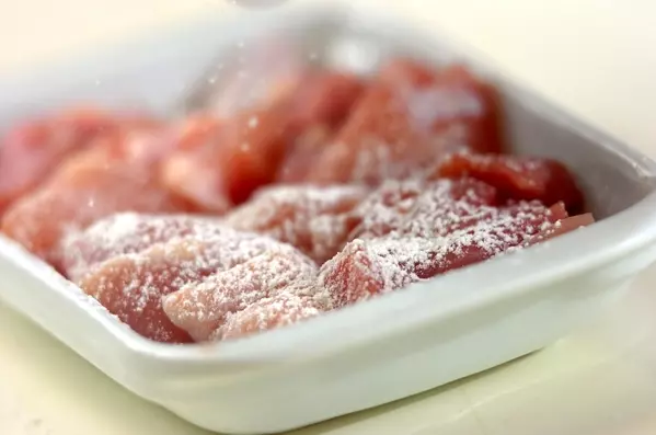 鶏とサツマイモの南蛮酢炒めの下準備1