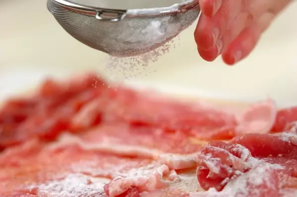 節約食材でボリュームおかず！豚こま肉のさっくり揚げネギソースがけ by 鎌倉 裕子さんの下準備1