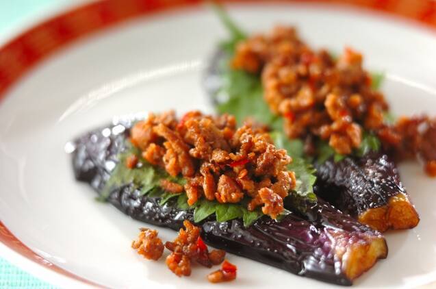 中華皿に盛り付けた揚げなすの豚ひき肉と大葉のせ