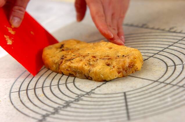 新玉ネギとベーコンのビスコッティの作り方の手順6