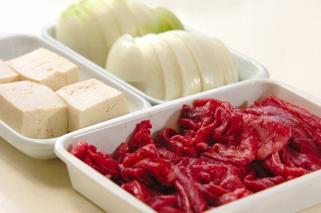 ご飯がすすむ！定番の肉豆腐の作り方の手順1