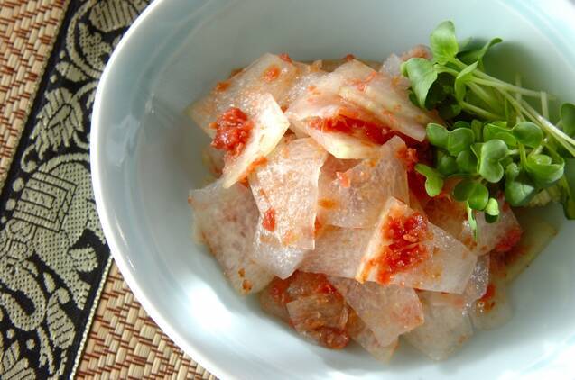 水色の小鉢に盛りつけられている冬瓜と梅干しのかつお節和え