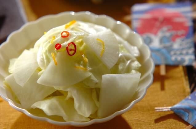 器に盛られたキャベツと大根の甘酢漬け