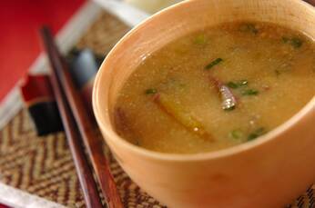 サツマイモのゴマみそ汁