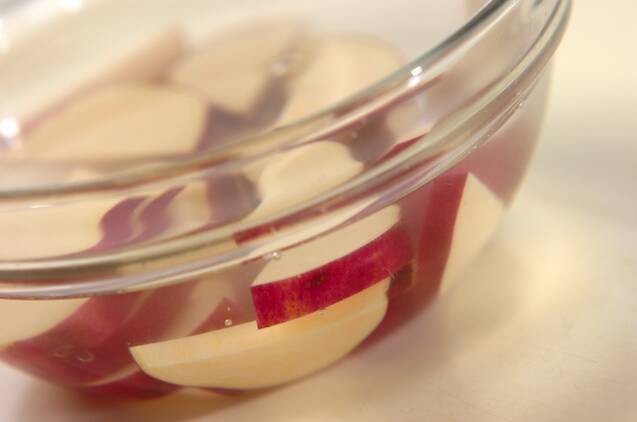 サツマイモのゴマみそ汁の作り方の手順1