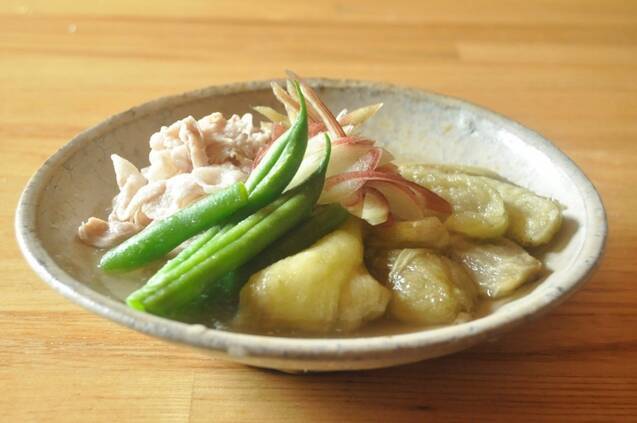 和食器に盛り付けたなすと豚しゃぶの出汁びたし