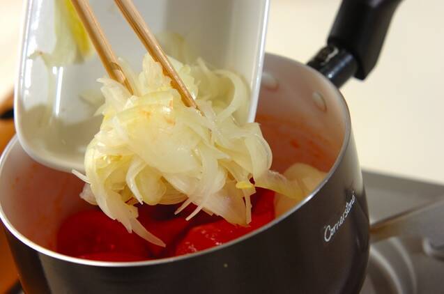 トマトと玉ネギのスープの作り方の手順4