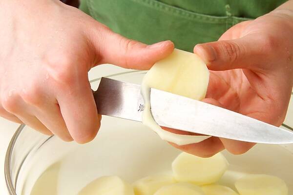 肉じゃがの作り方の手順1