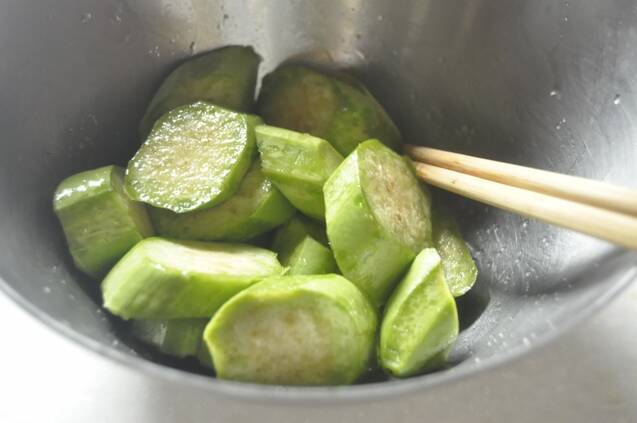 鶏肉と白ナスのしょうゆ炒めの作り方の手順2