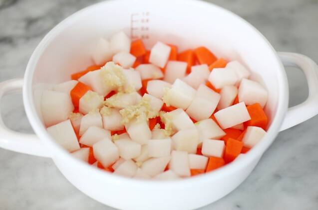 冷凍できる作り置き！大根とにんじんの濃縮しょうがスープbyつくおき nozomiさん　の作り方の手順1
