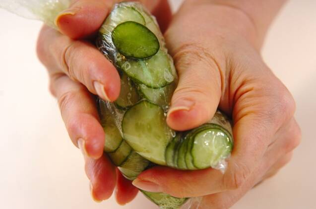 あともう一品に！キュウリのツナマヨ和えの作り方の手順1