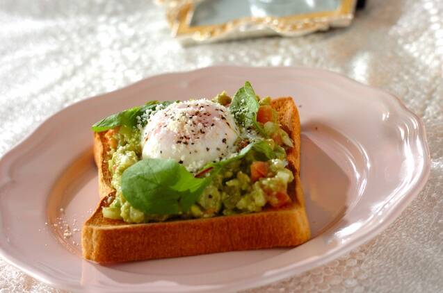 アボカドディップと温泉卵のトースト