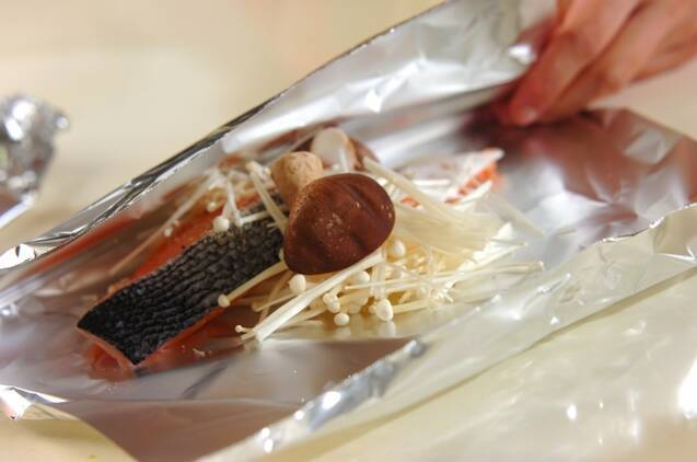 サーモンとキノコのホイル蒸しの作り方の手順2