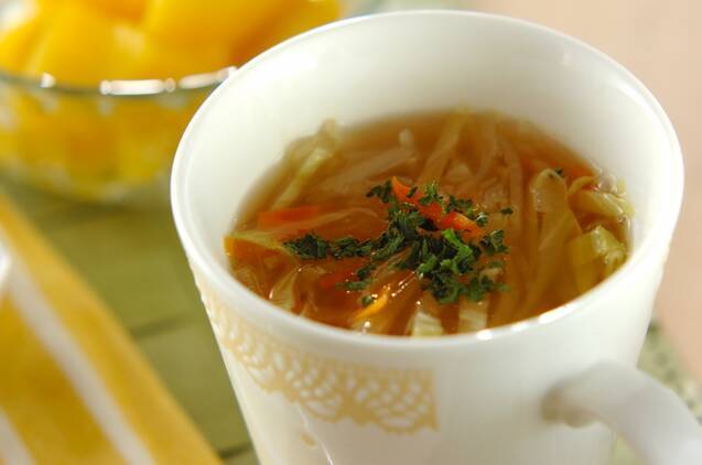 マグカップに入った千切り野菜のスープ