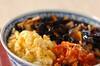 ヒジキ・キムチ・炒り卵の三色丼の作り方の手順