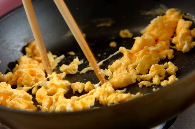 ヒジキ・キムチ・炒り卵の三色丼の作り方の手順4