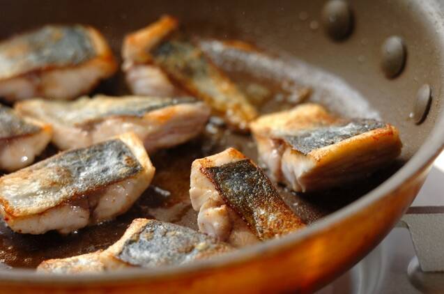 カリカリアジのソテー シンプルサラダ仕立ての作り方の手順3