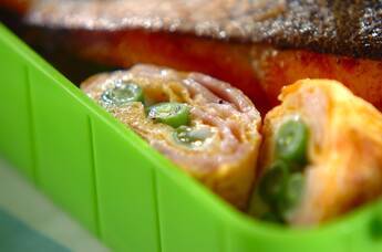 ベーコンとインゲンの卵焼き