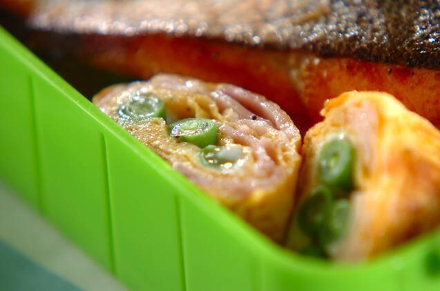 ベーコンとインゲンの卵焼き