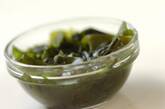 レタスとワカメのラー油和えの下準備1