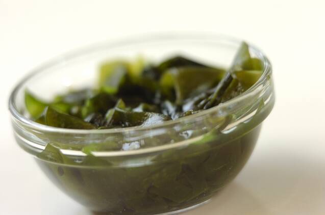 レタスとワカメのラー油和えの作り方の手順1