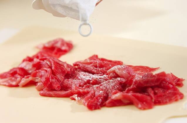 牛肉のストロガノフ風の作り方の手順1