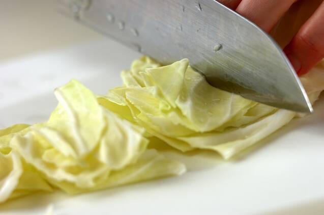 キャベツと鶏肉のスープの作り方の手順1