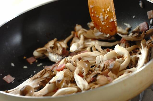 チャーハンのアレンジレシピ きのことガーリック by杉本 亜希子さんの作り方の手順2