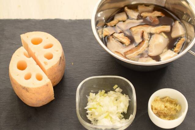 れんこん団子と青梗菜の豆乳シチューの作り方の手順1